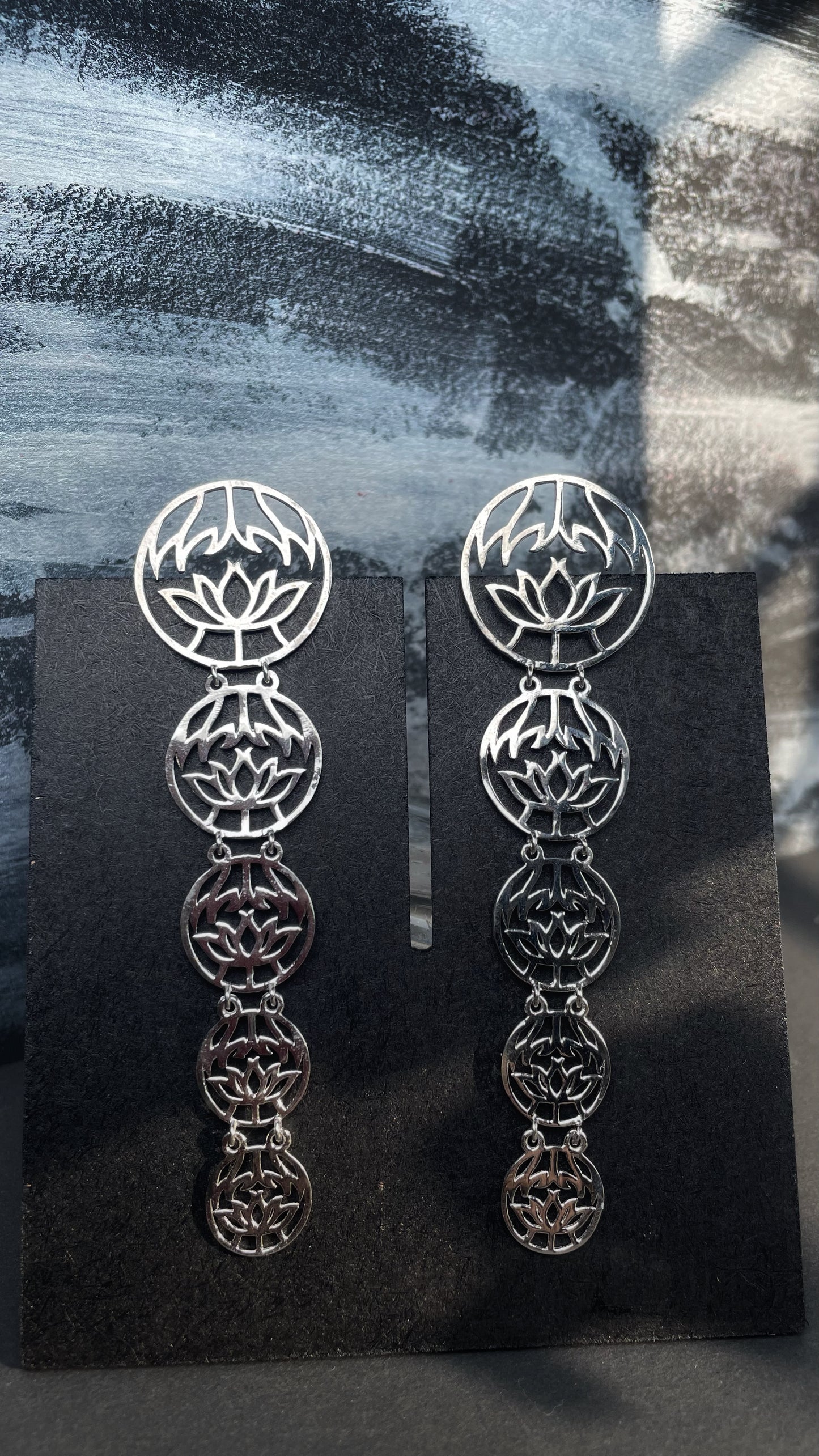 NUCIFERA EARRING