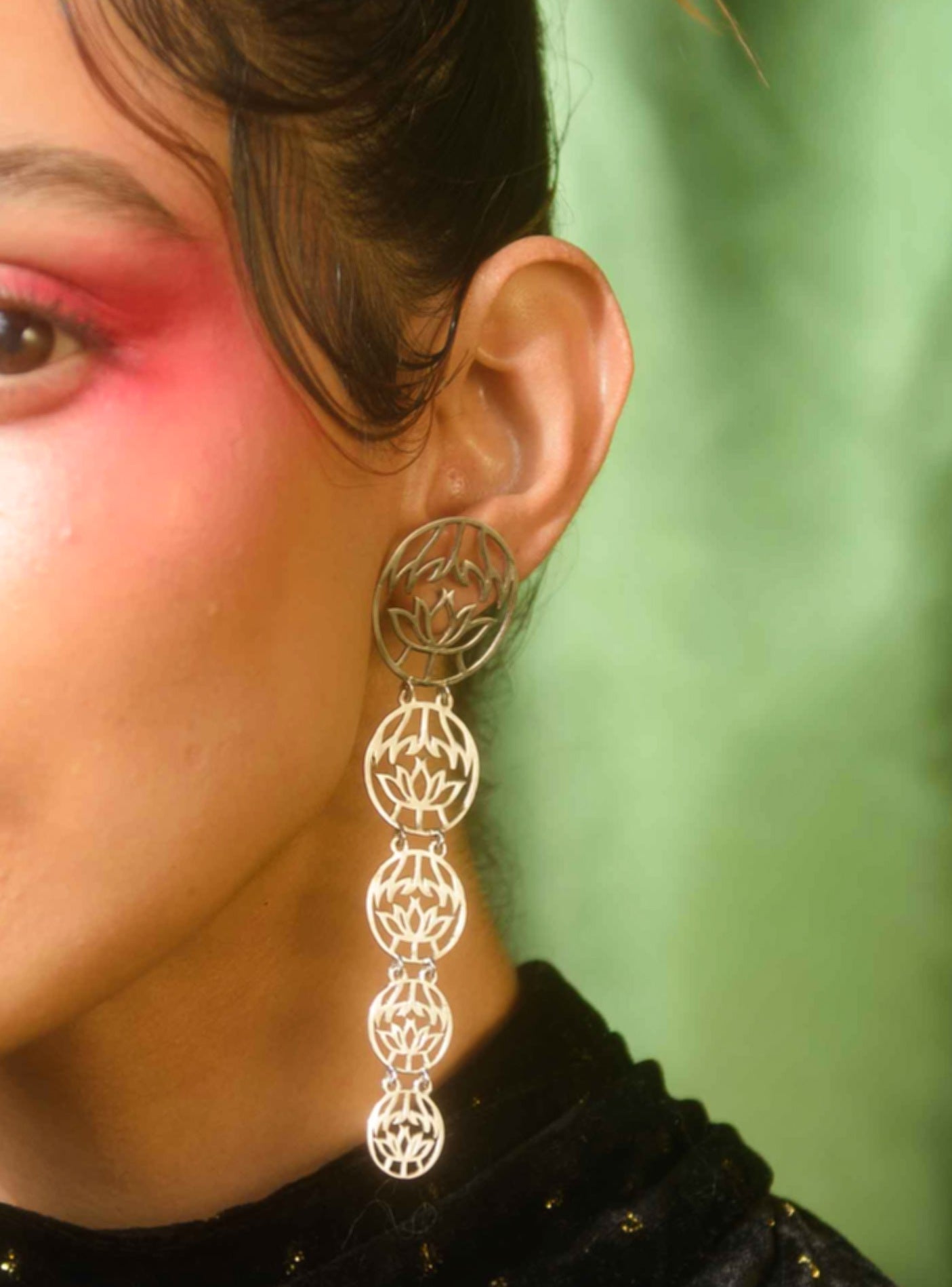 NUCIFERA EARRING (RHODIUM PLATED)